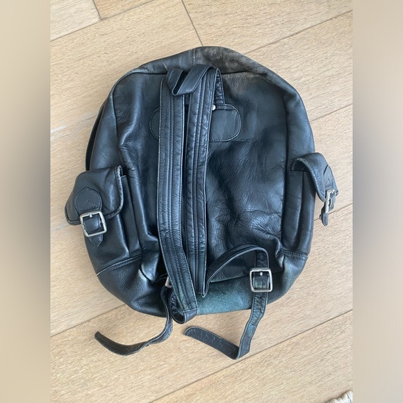 Black vintage real leather backpack - Picture 2 of 6